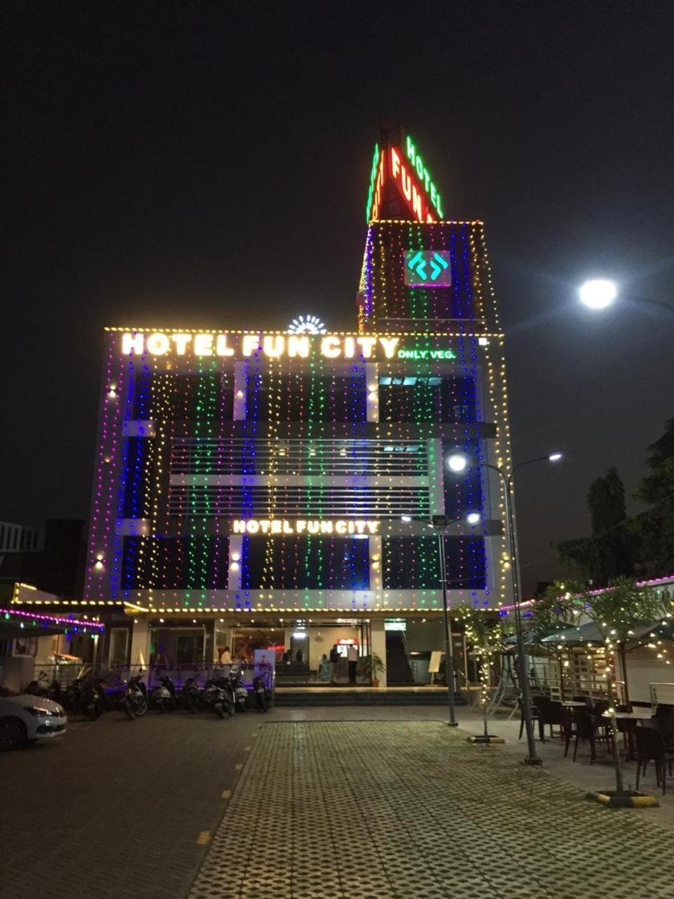 Hotel Fun City Navsari Exterior photo