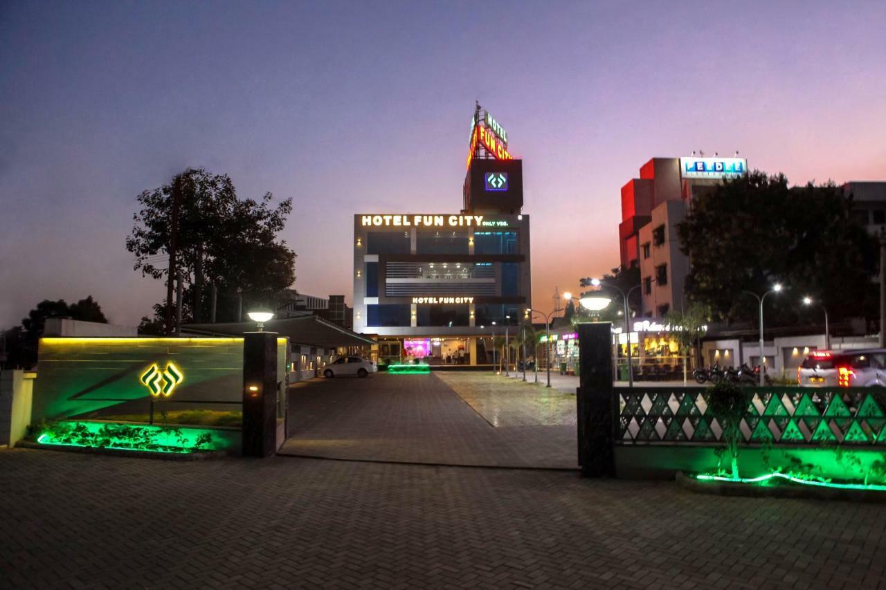 Hotel Fun City Navsari Exterior photo