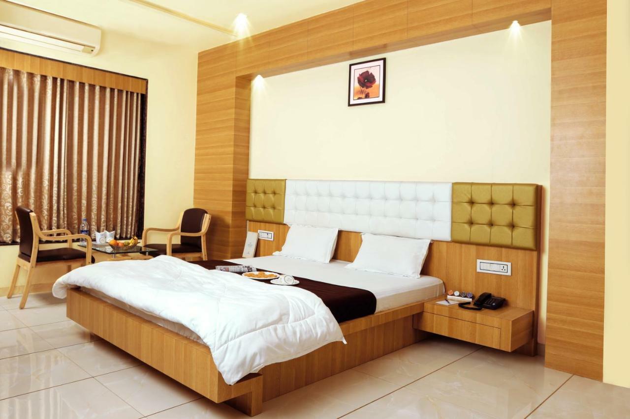 Hotel Fun City Navsari Exterior photo