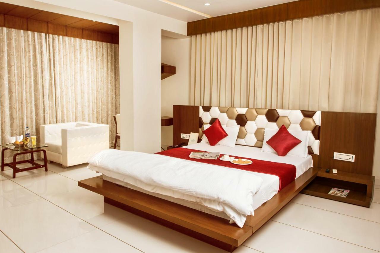 Hotel Fun City Navsari Exterior photo