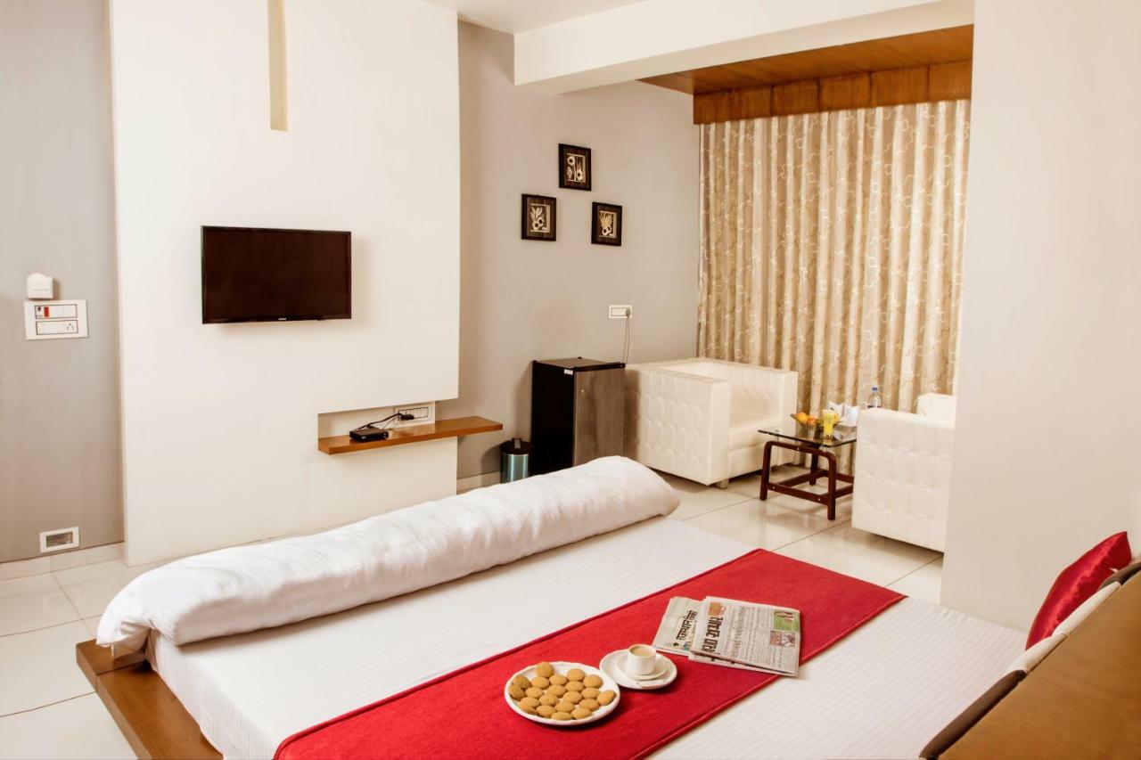 Hotel Fun City Navsari Exterior photo