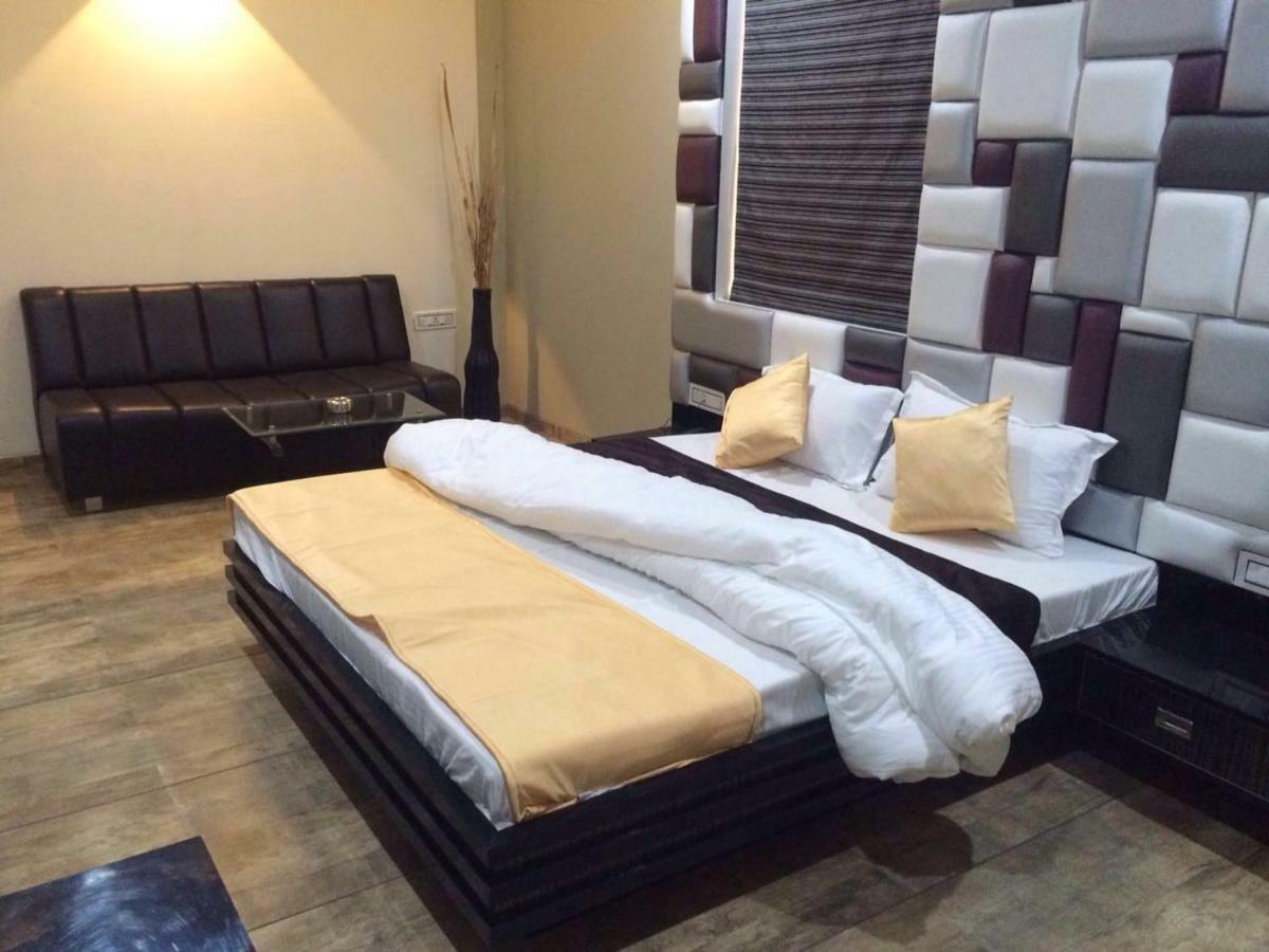 Hotel Fun City Navsari Exterior photo