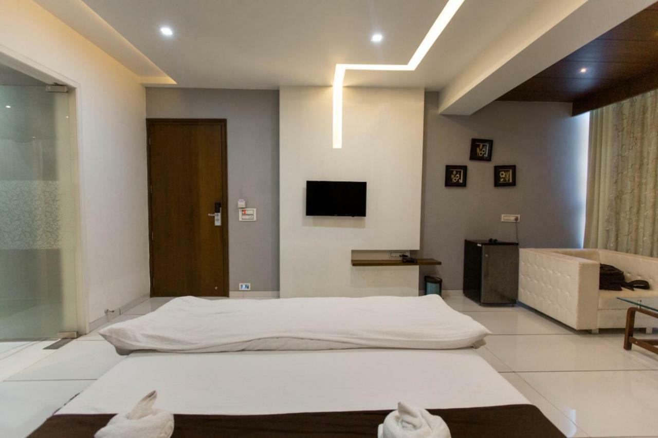 Hotel Fun City Navsari Exterior photo